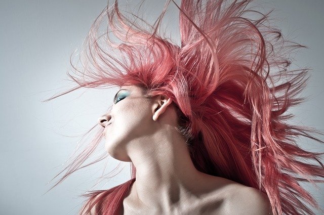 růžové vlasy ženy